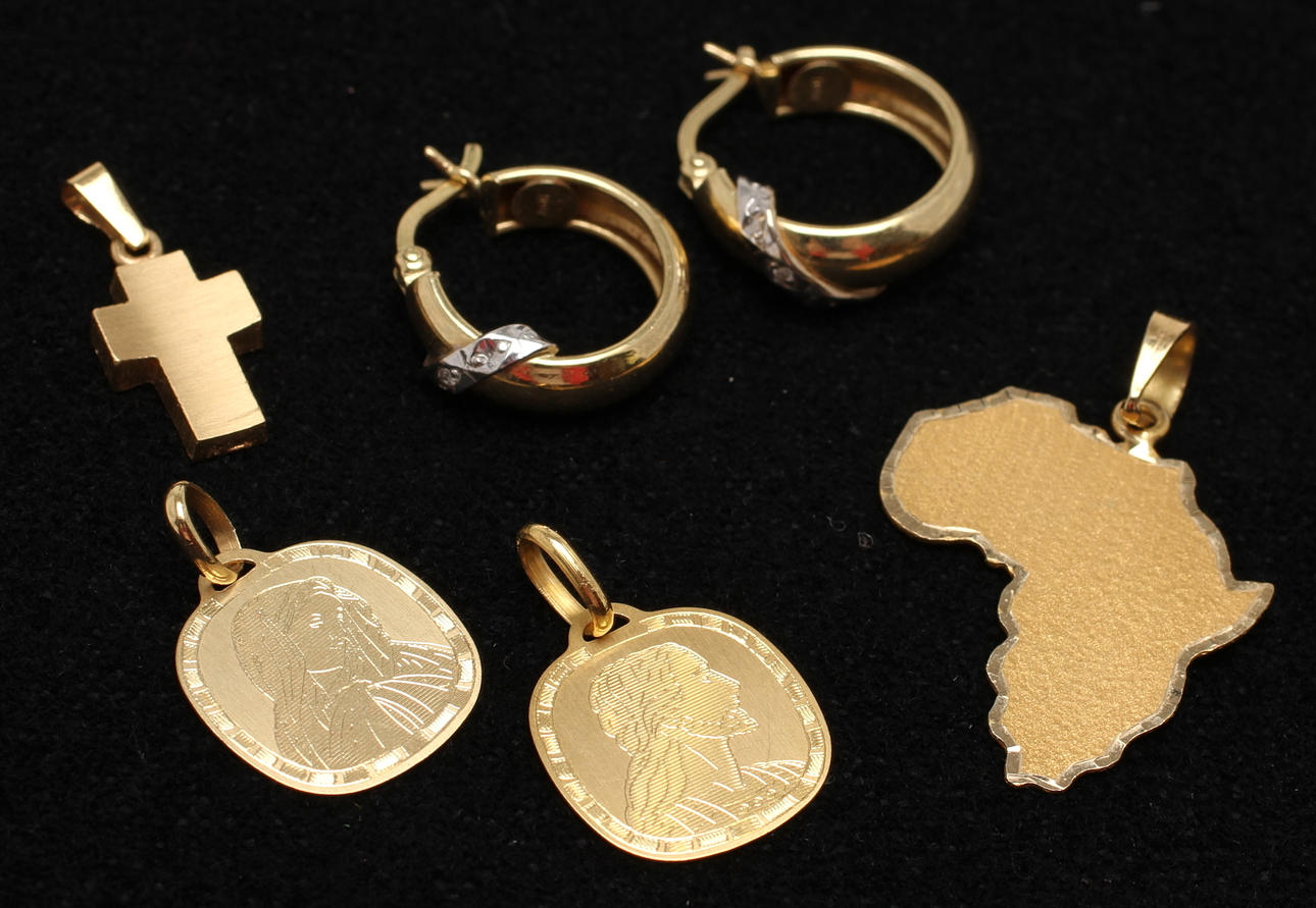 ÖRHÄNGEN 1 par 18k guld samt HÄNGEN 4 st, 18k och 14k guld. Tot vikt 7,1g.