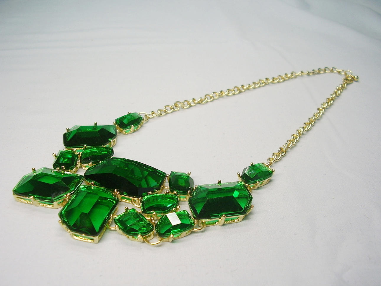 STATEMENT KAULAKORU EMERALD GREEN BAKELITE FASHION KORUT EXTRAVAGANT.