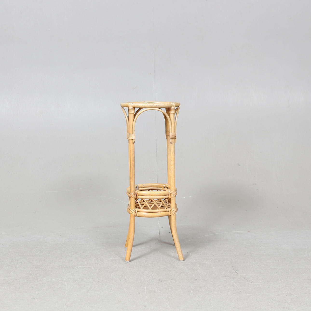 PIEDESTAL, bambus og rattan.