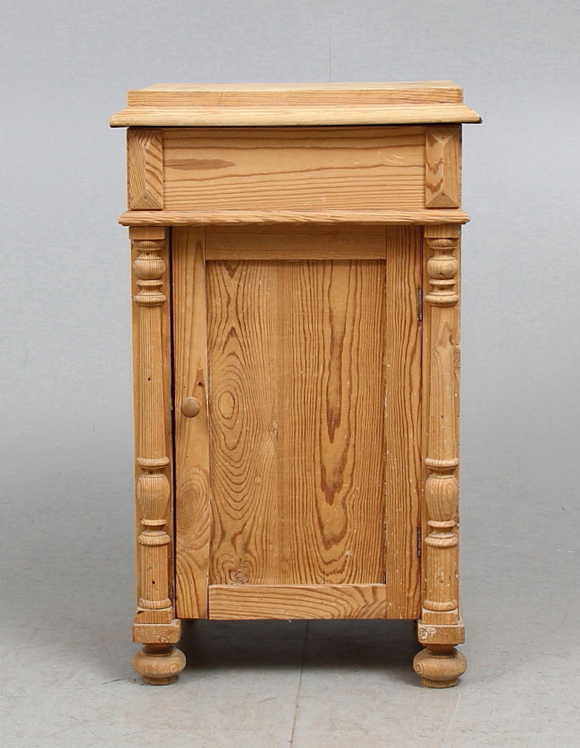 KOMOD, furu, 1800-tal.
