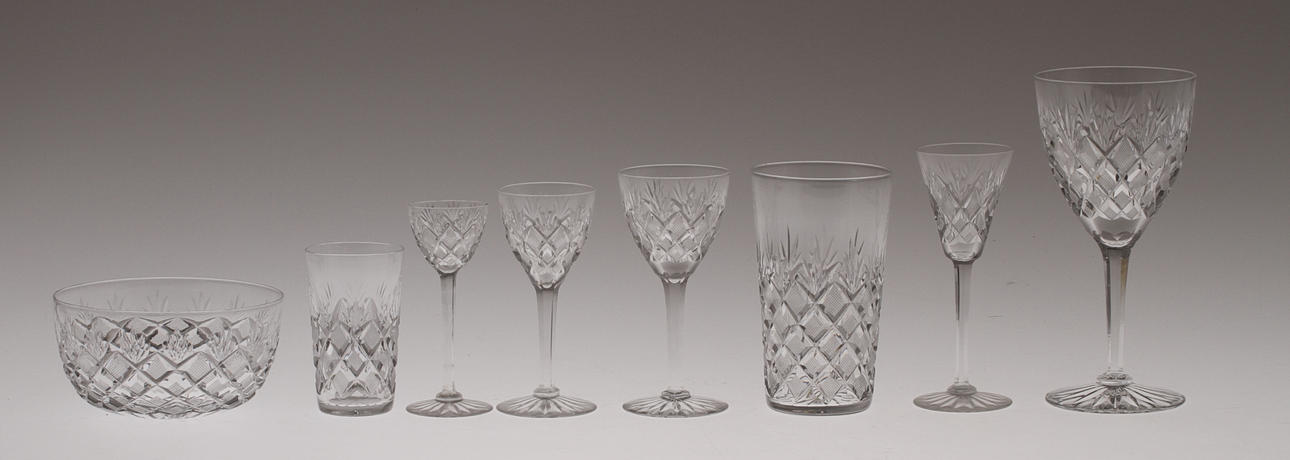 GLASSERVISDELAR ca 93 delar, 1900-tal.