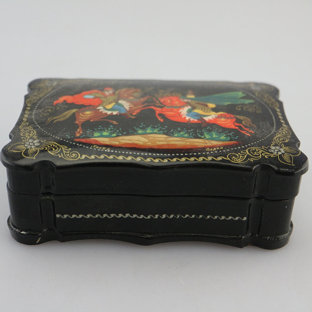 RUSSISCHE LACKMALEREI SCHATULLE.
