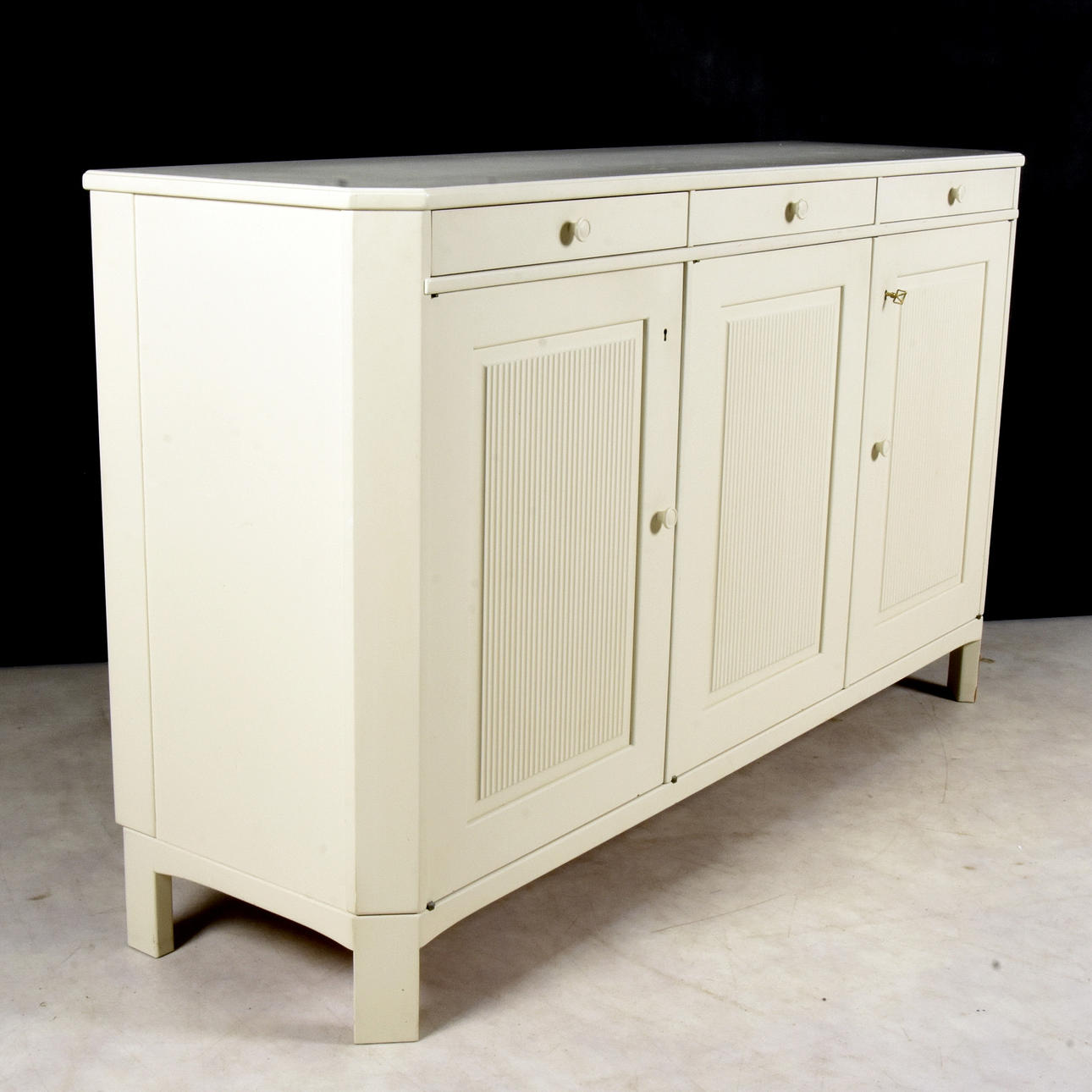 SIDEBOARD, vitlackerad trä, 1900-tal.