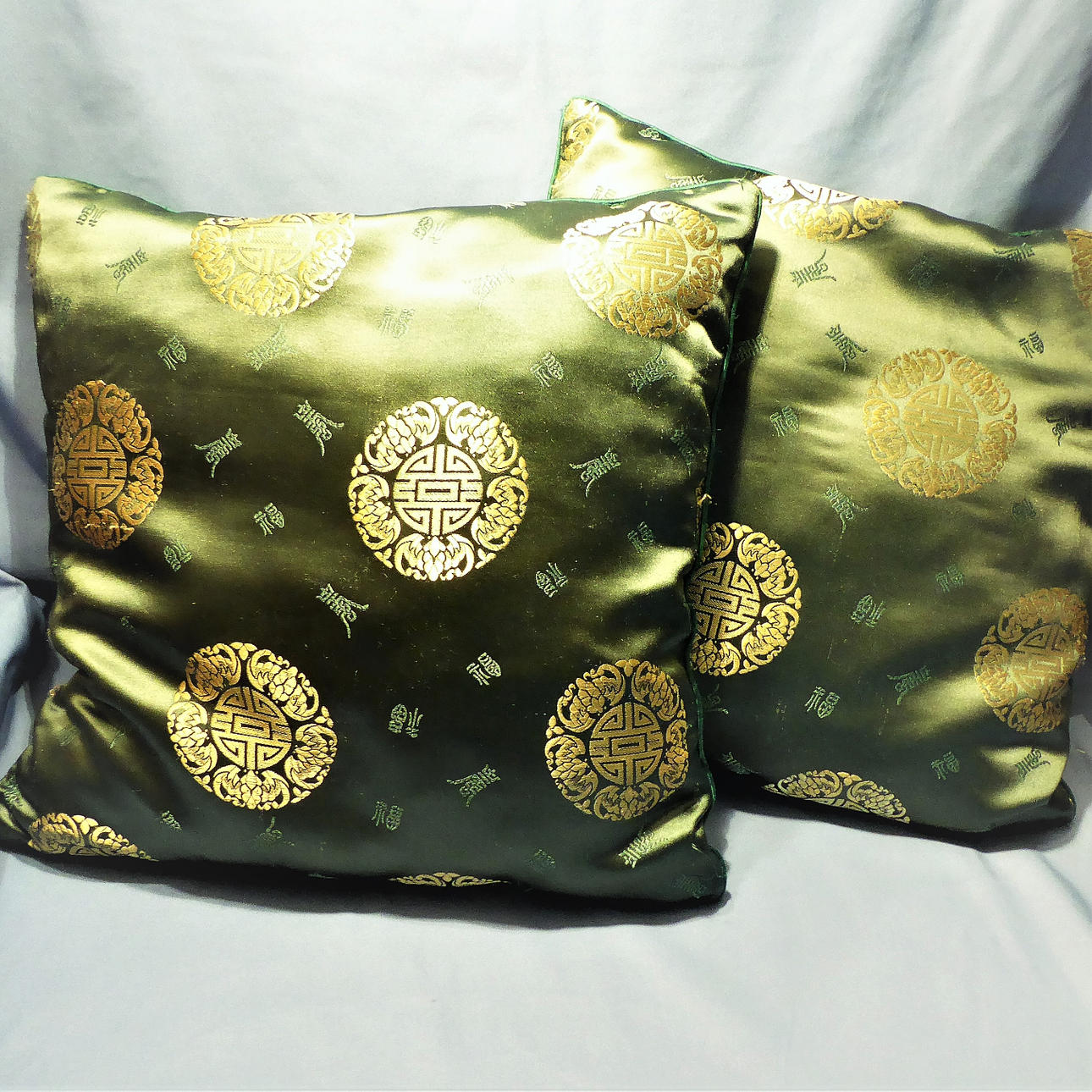 TO SILKEPUDER, grønguld farver.