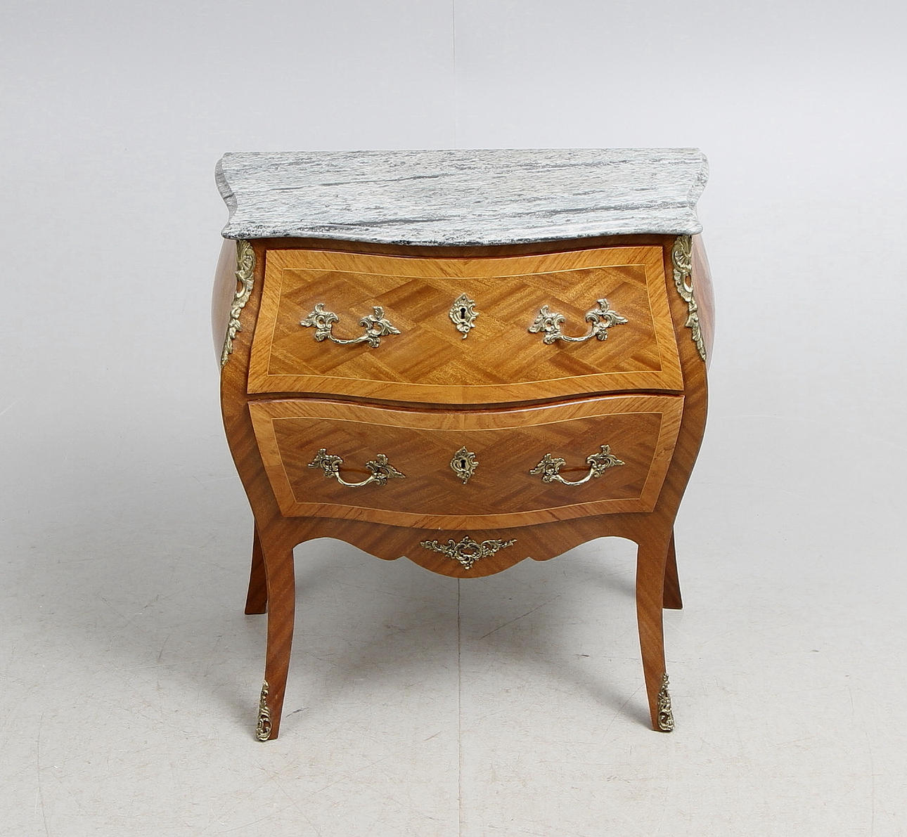 BYRÅ, rokokostil, 1900-talets mitt.