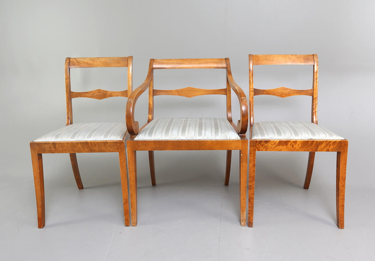 KARMSTOL samt 2 stolar, 1940-tal, fanerade i björk.