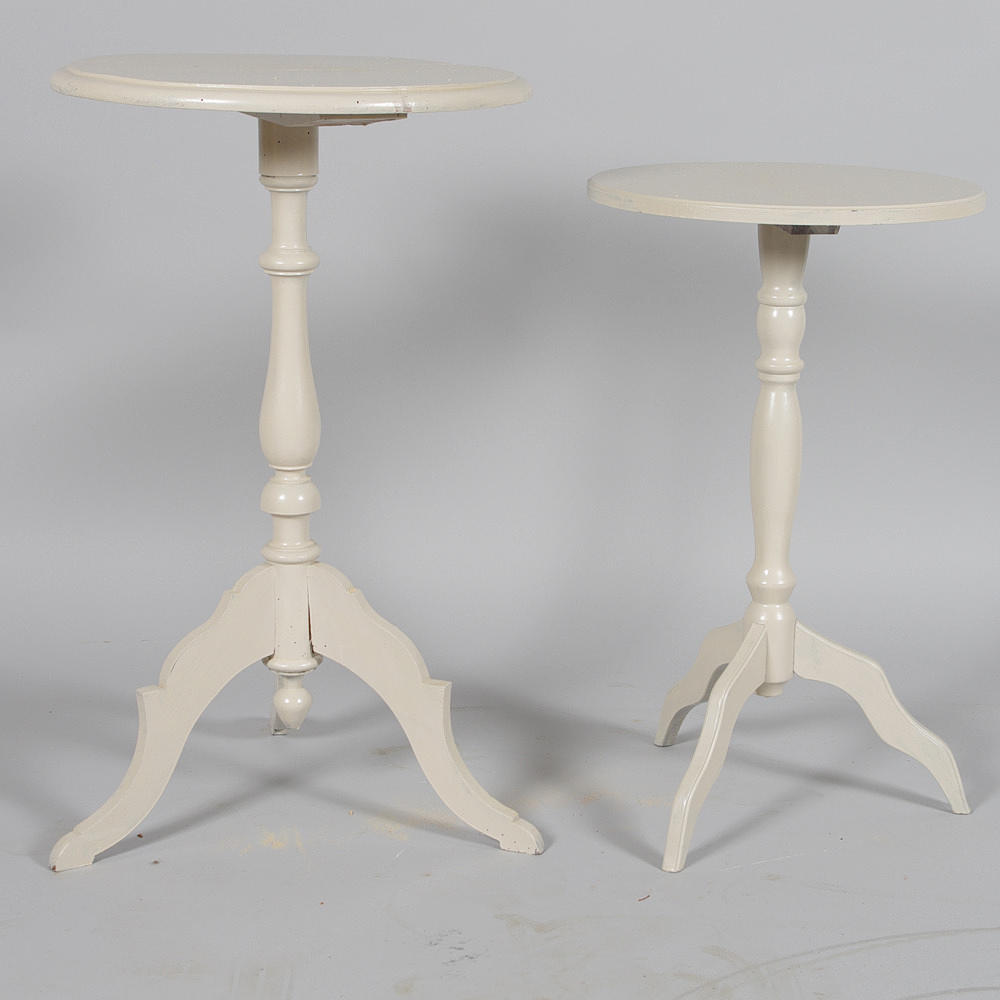 PELARBORD, 2 stycken, gråmålade, rokokostil.