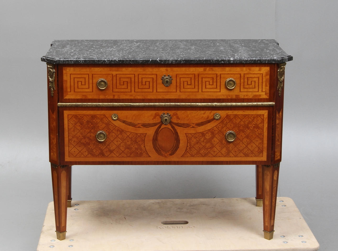 BYRÅ med stenskiva, gustaviansk stil, 1900-tal.