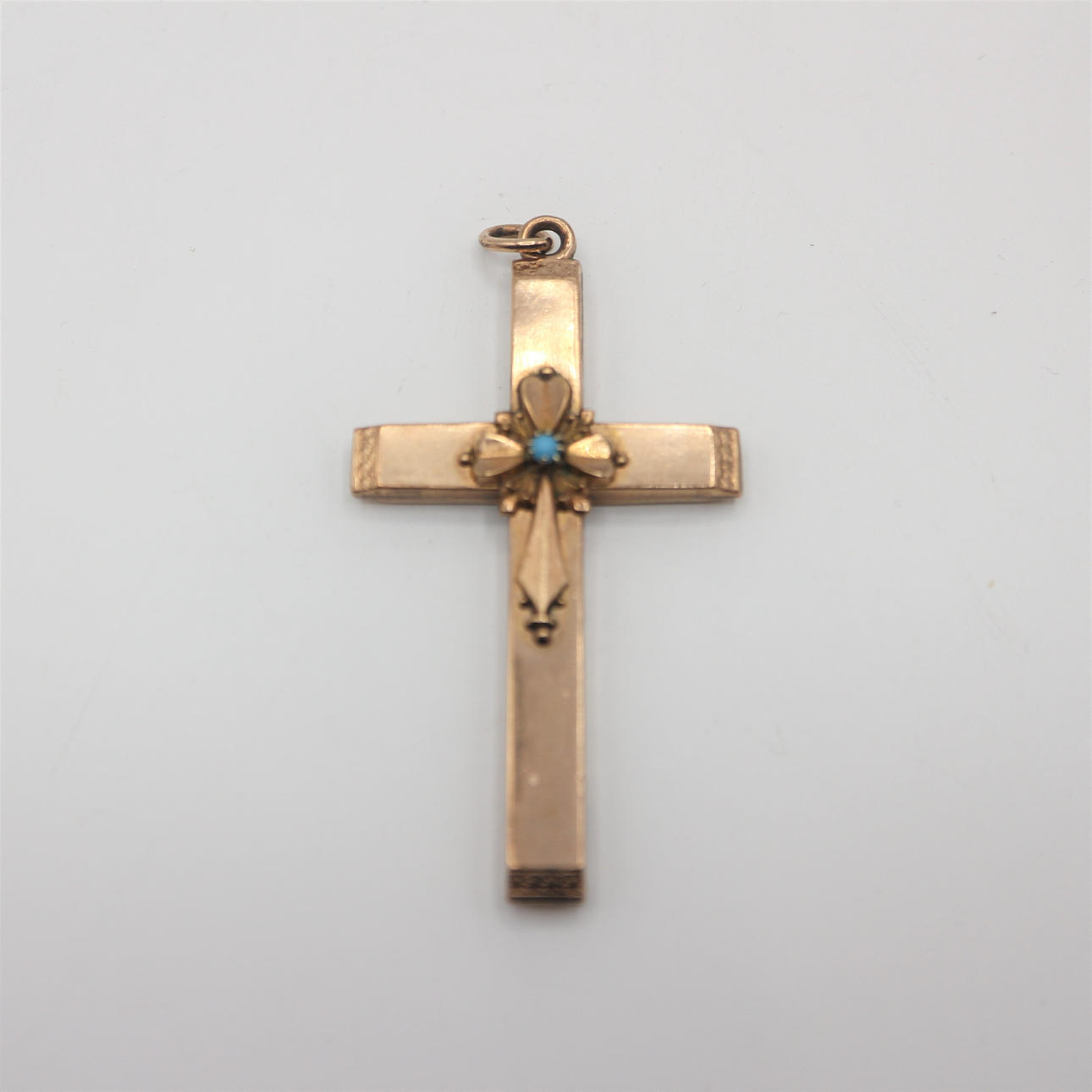 KRYDSGYLDT MED TURKIS STEN.