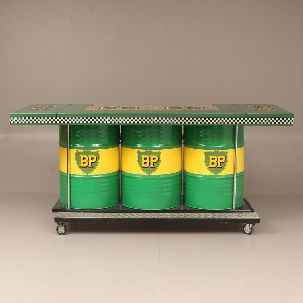 BAR DISK, Holz mit Kacheln und Ölfässern BP.