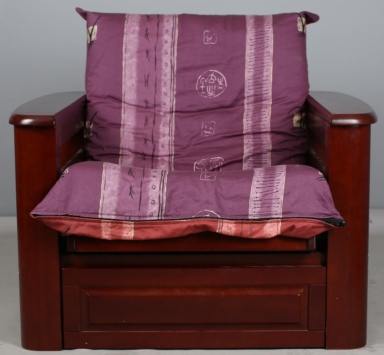 LIGGFÅTÖLJ i lövträd med futontyg, Japansk, 2000-tal.