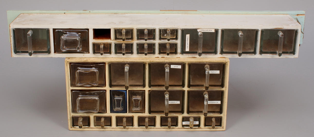 KRYDDHYLLOR, 2 st, trä med glasinsatser, 1900-tal.