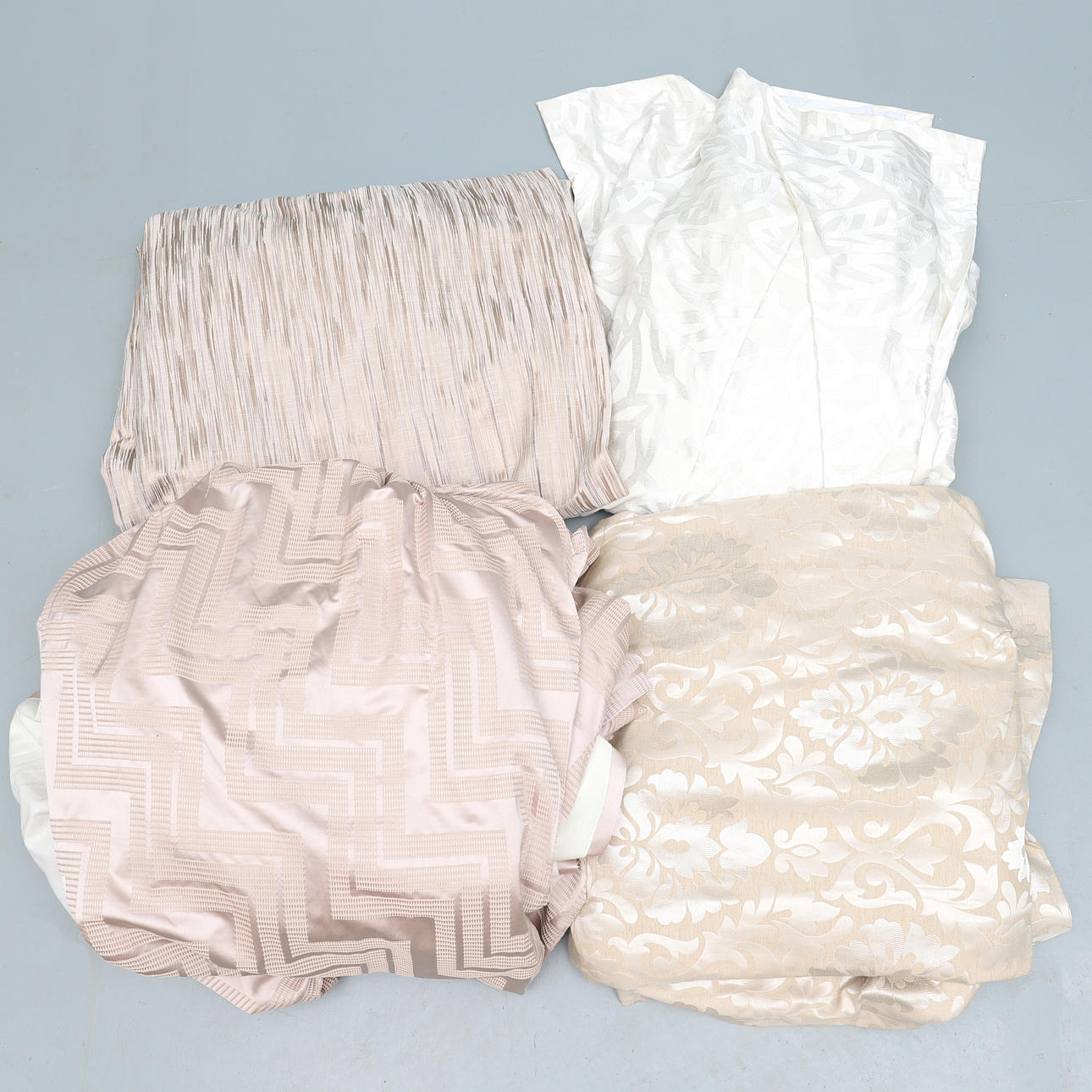 GARDINER OCH GARDINSTÄNGER.