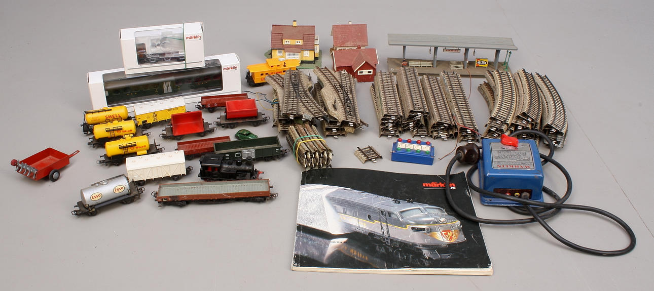 MODELLTÅG, Märklin, lok, vagnar, parti räls, med mera.