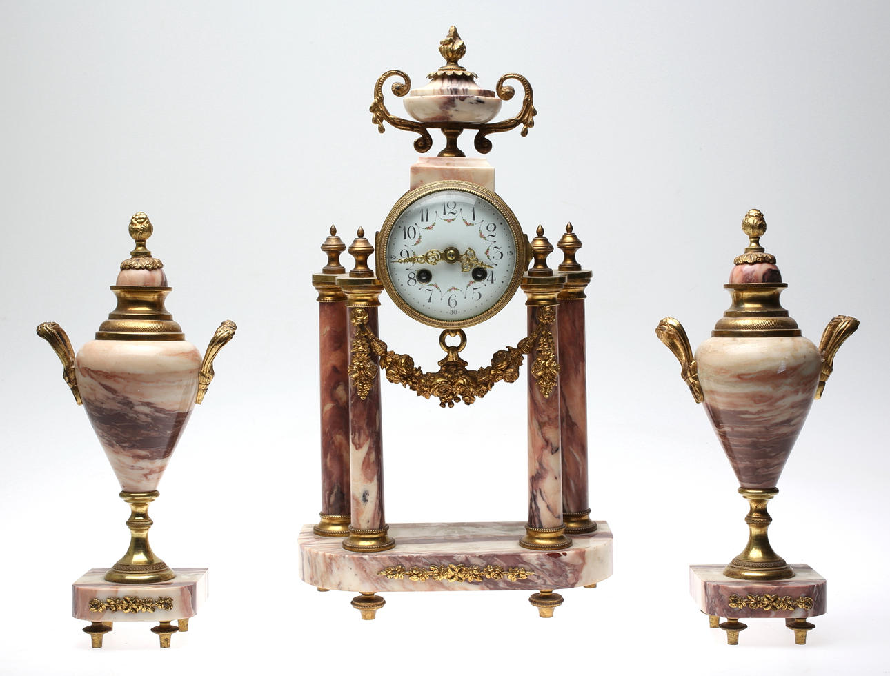 KLOCKGARNITYR, Bordsur samt 2 urnor, 1800-tal.