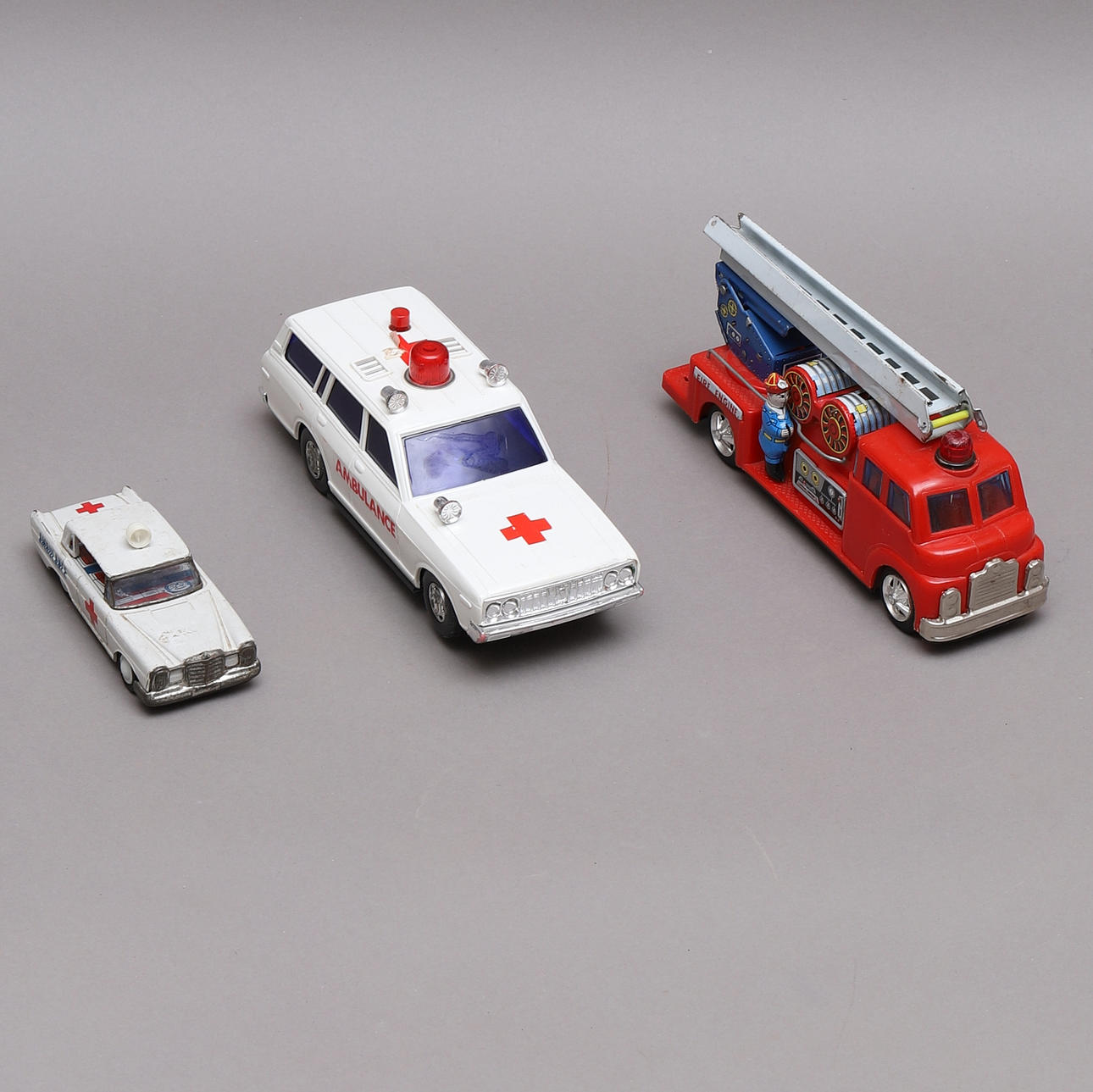 LEGETØJSBILER, 3 stk, brandbil & ambulancer.