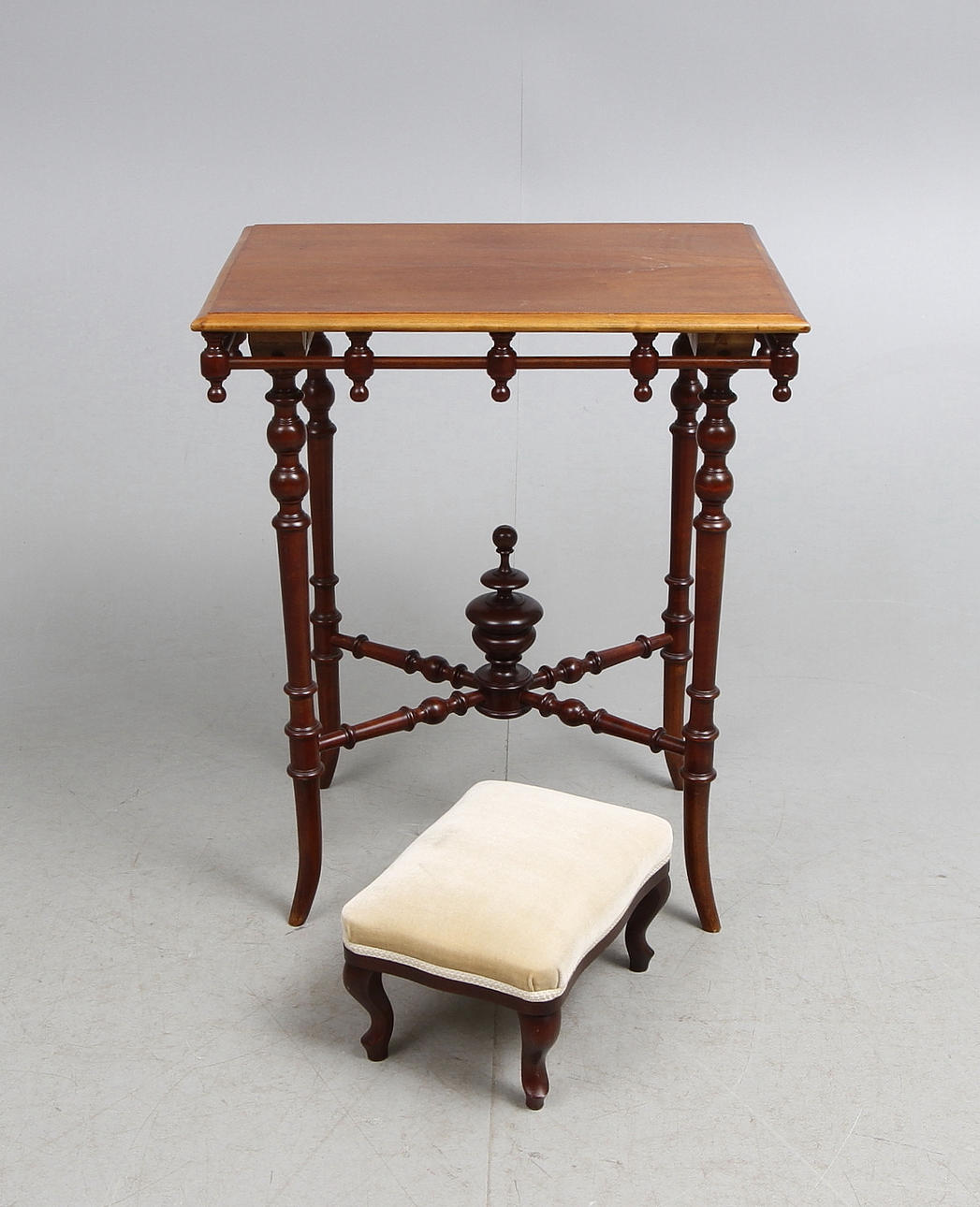 FÖNSTERBORD, nyrenässansstil samt liten klädd pall.