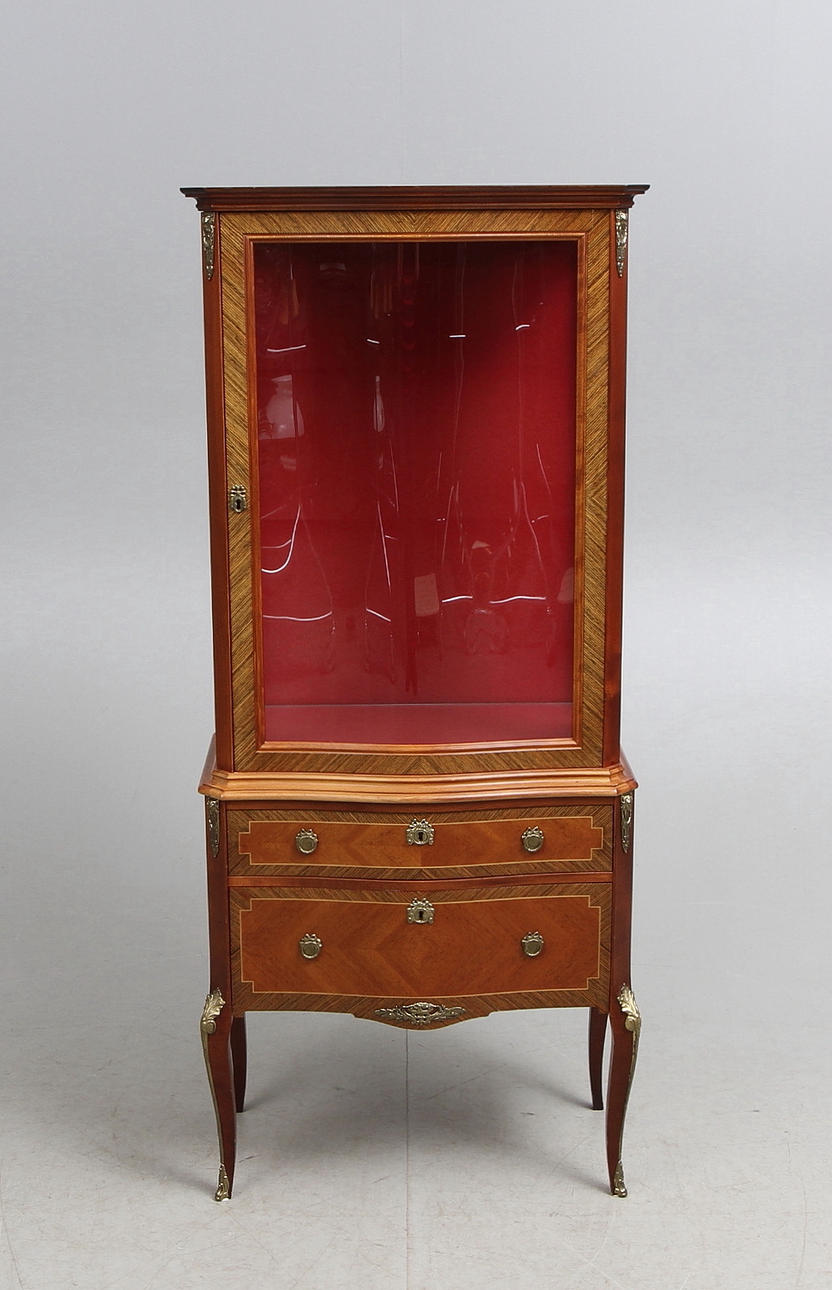 VITRINSKÅP, Louis XVI-stil.