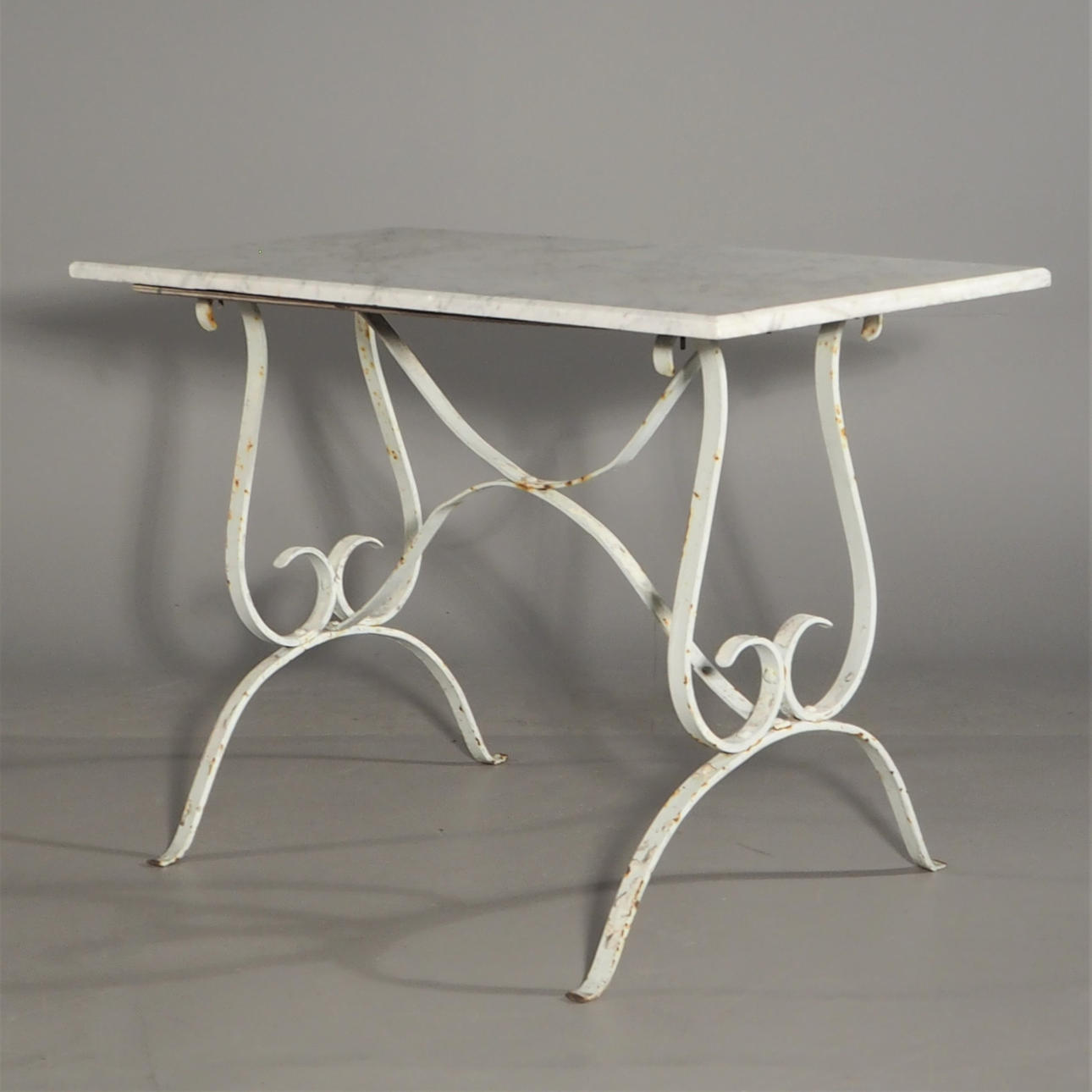 MESA DE JARDÍN CON TAPA DE MÁRMOL.