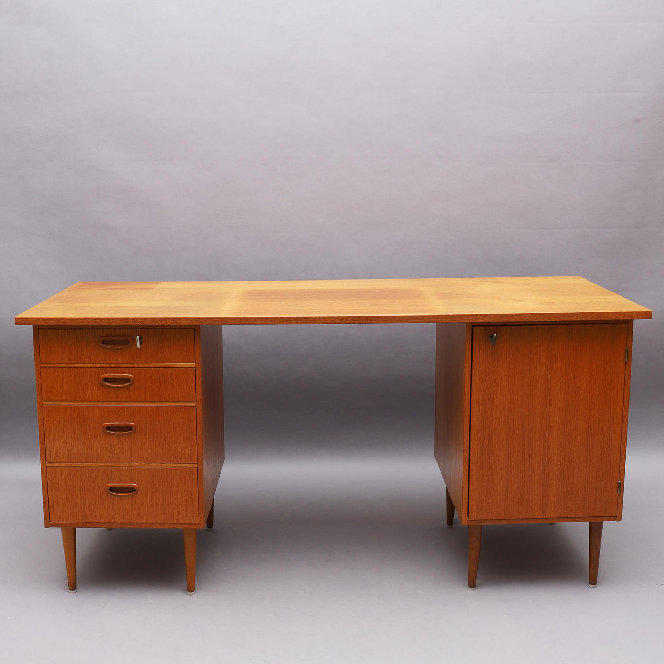 SKRIVBORD, teak, 1950/60-tal.
