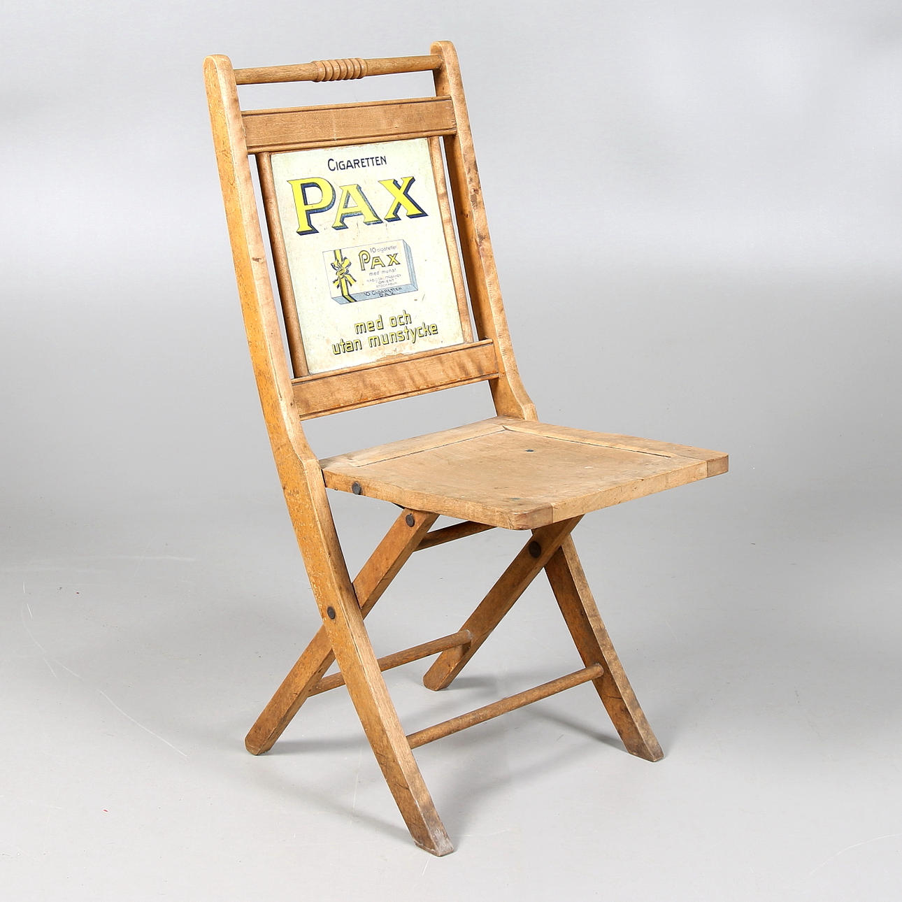 FÄLLSTOL, trä, "Cigaretten Pax", AB Nordiska Kompaniet. 1900-talets första hälft.