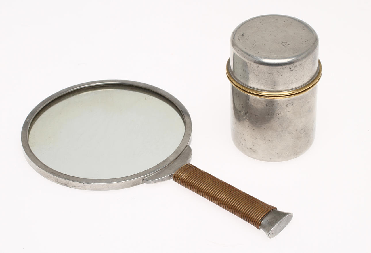 HANDSPEGEL och BURK, tenn, spegeln komponerad av Estrid Erikson och Björn Trägårdh, Firma Svenskt Tenn.