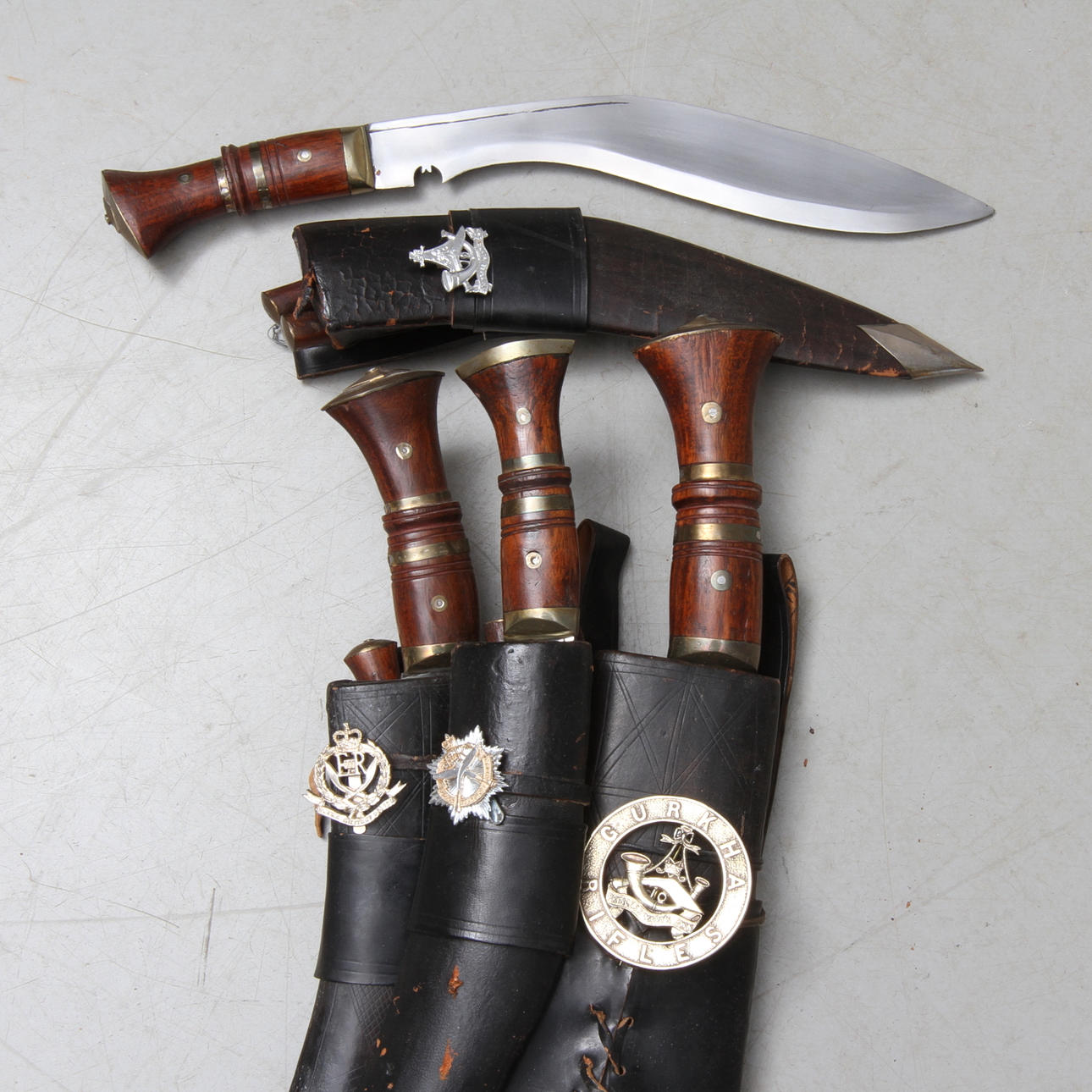 KNIVAR, 4 st, replikor av sk gurkhaknivar, 19/2000-tal.