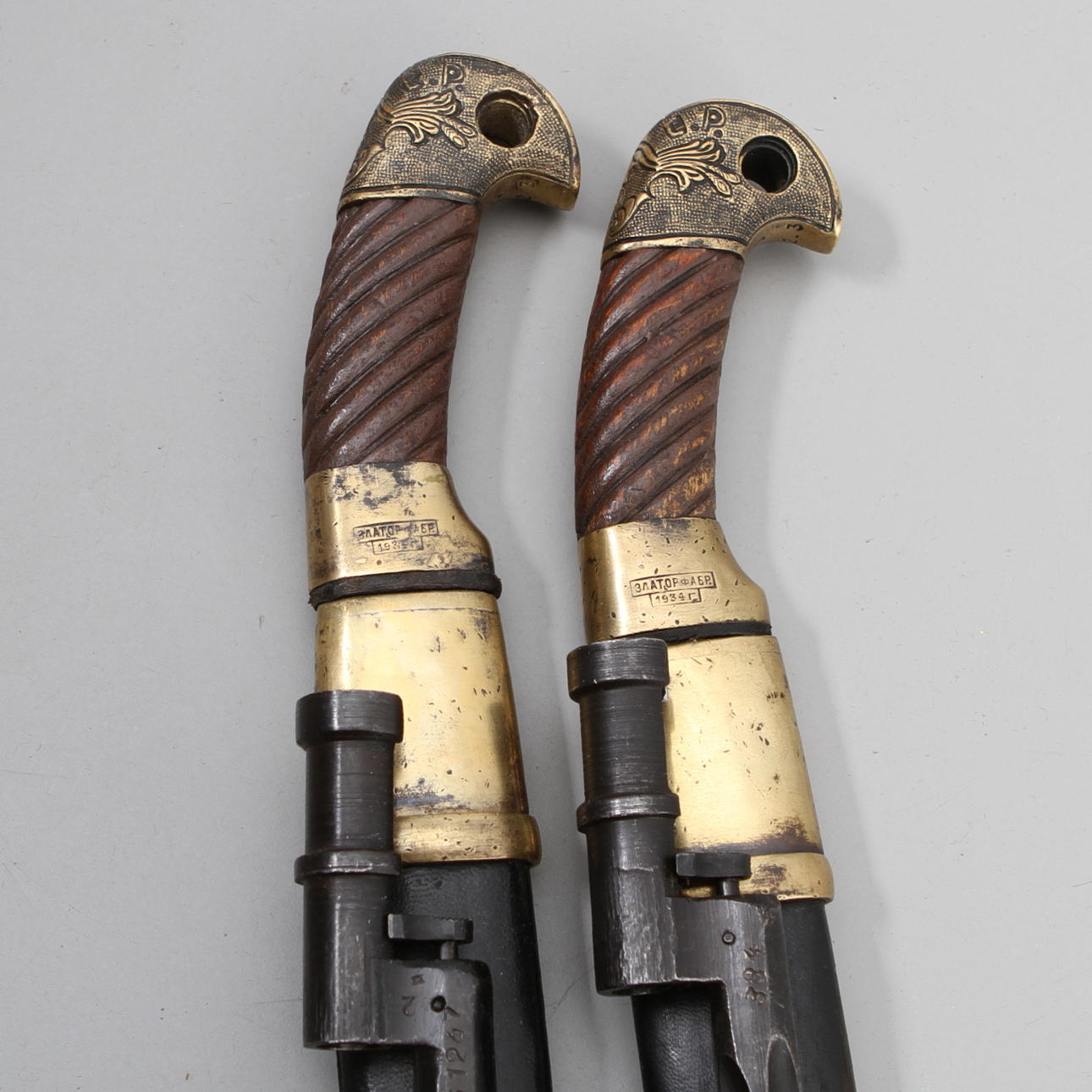 SVÄRD, 2 st., replikor av sovjetiska shashka, 19/2000-tal.