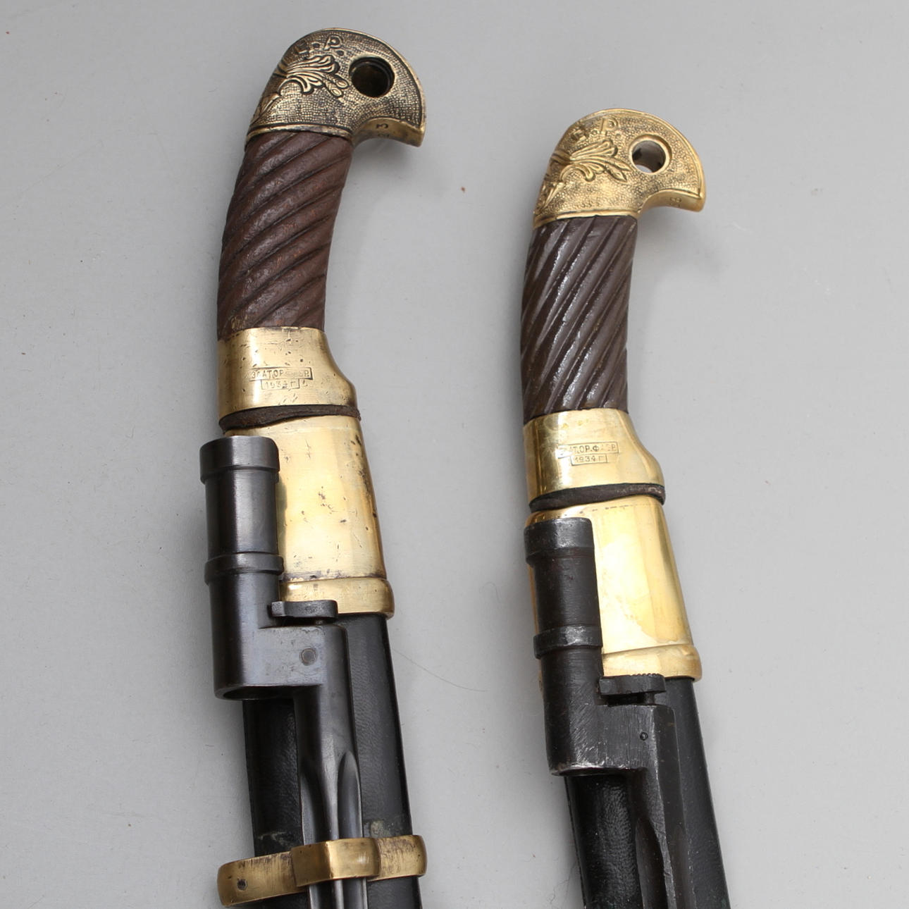 SVÄRD, 2 st., replikor av sovjetiska shashka, 19/2000-tal.