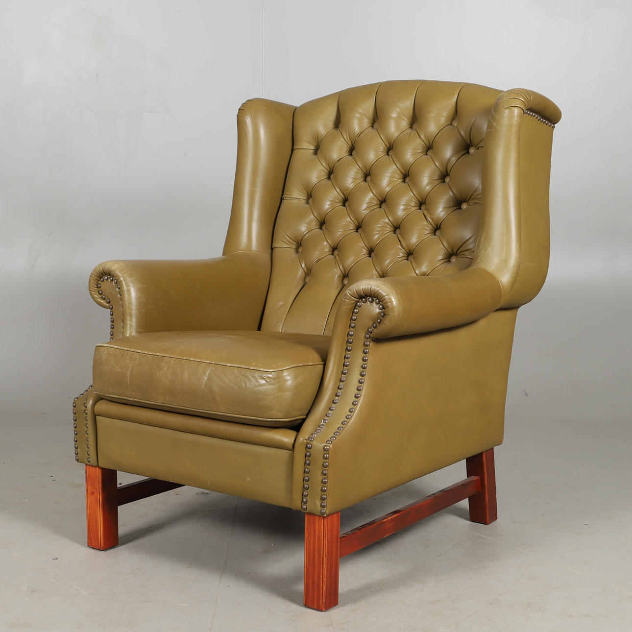 SILLÓN, cuero verde, estilo inglés.