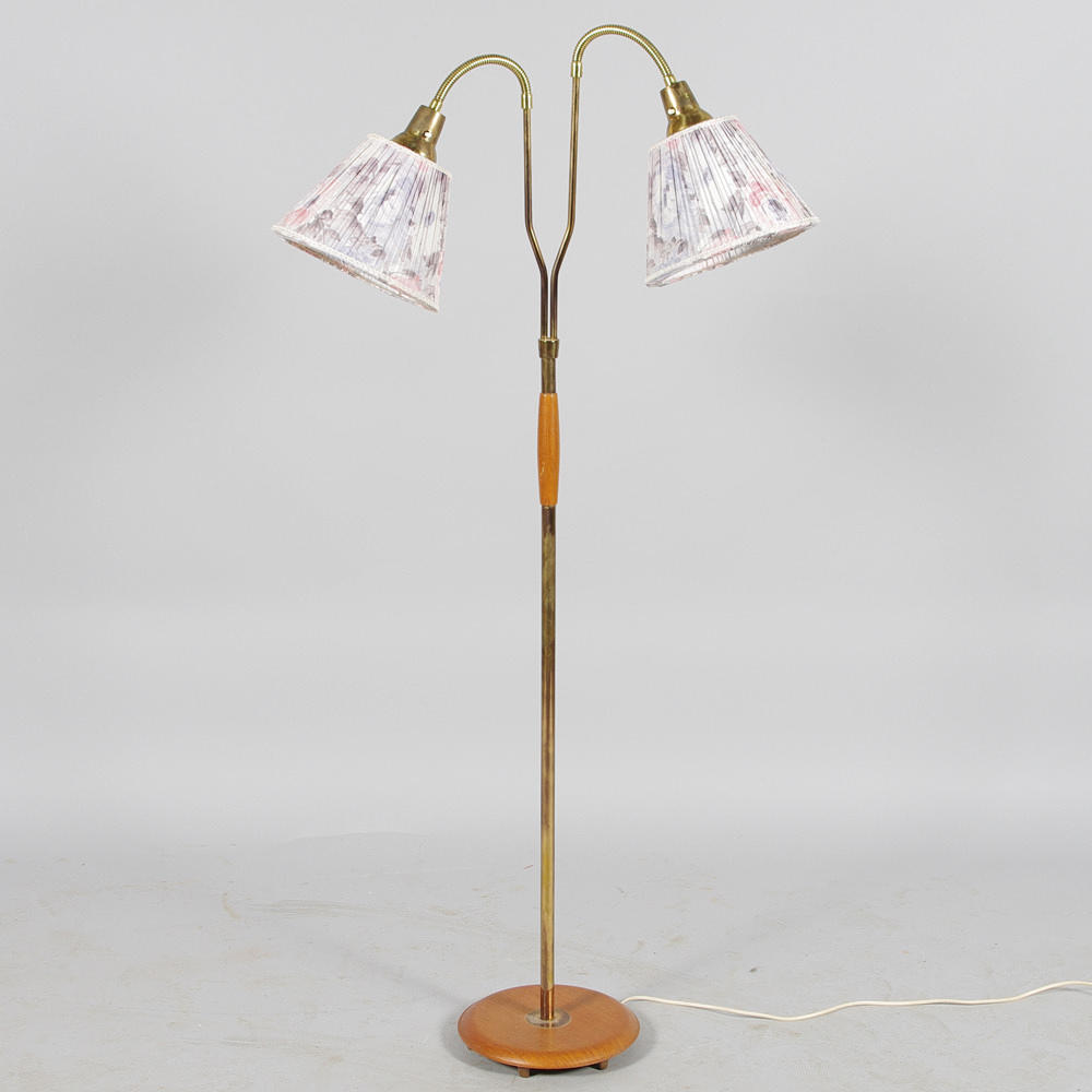 GOLVLAMPA, 2-armad, teak, mässing, 1950/1960-tal.