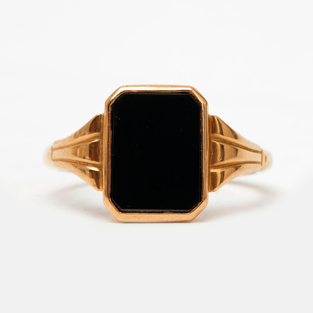 RING, 18 karat guld, sort onyx. Vægt ca 7,3 gram.