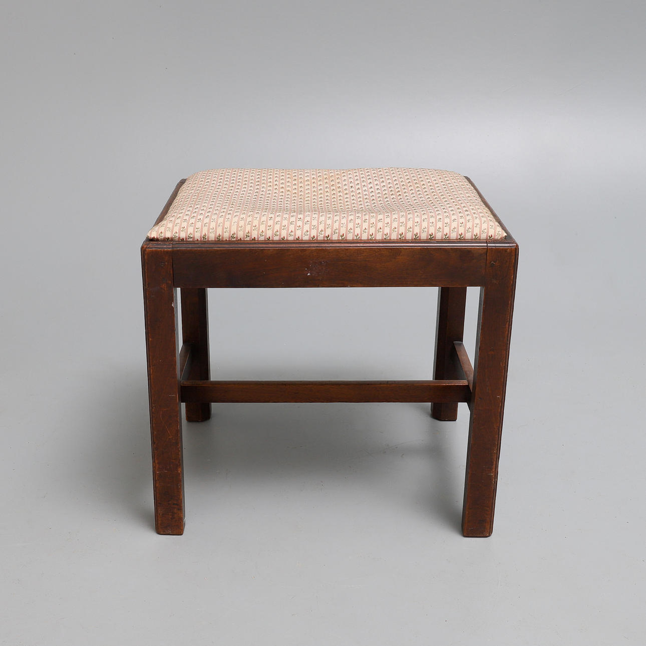 UN TABURETE DE VESTIDOR RECTANGULAR DE CAOBA TABURETE III.