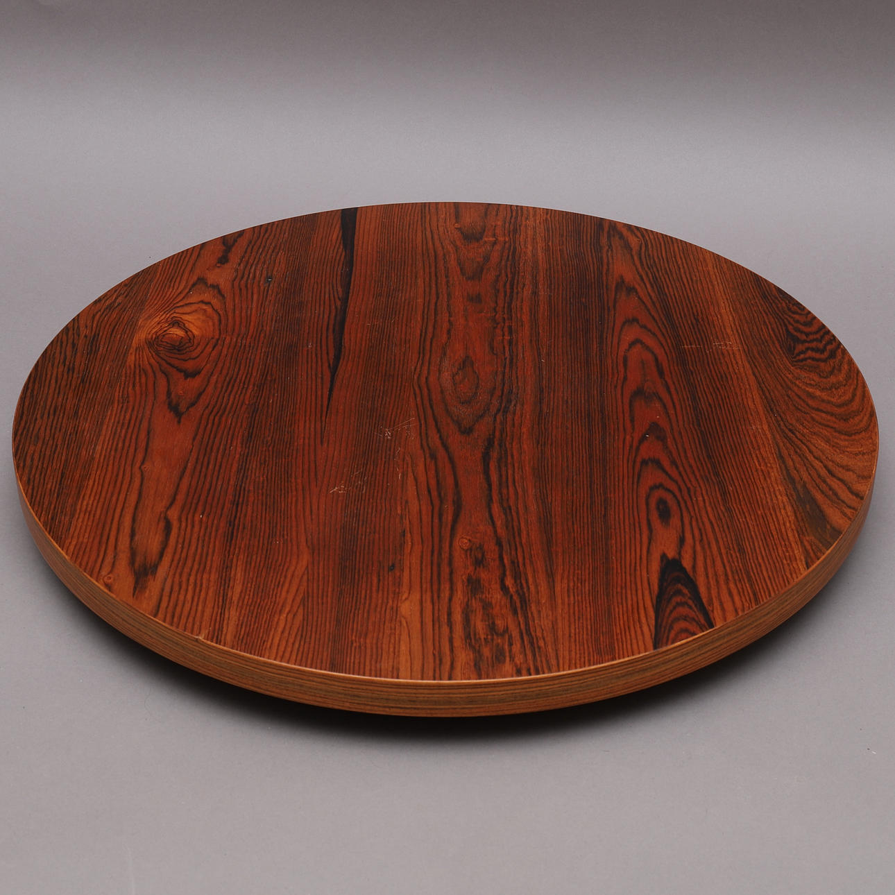 SNURRANDE BRICKA, trä, signerad.