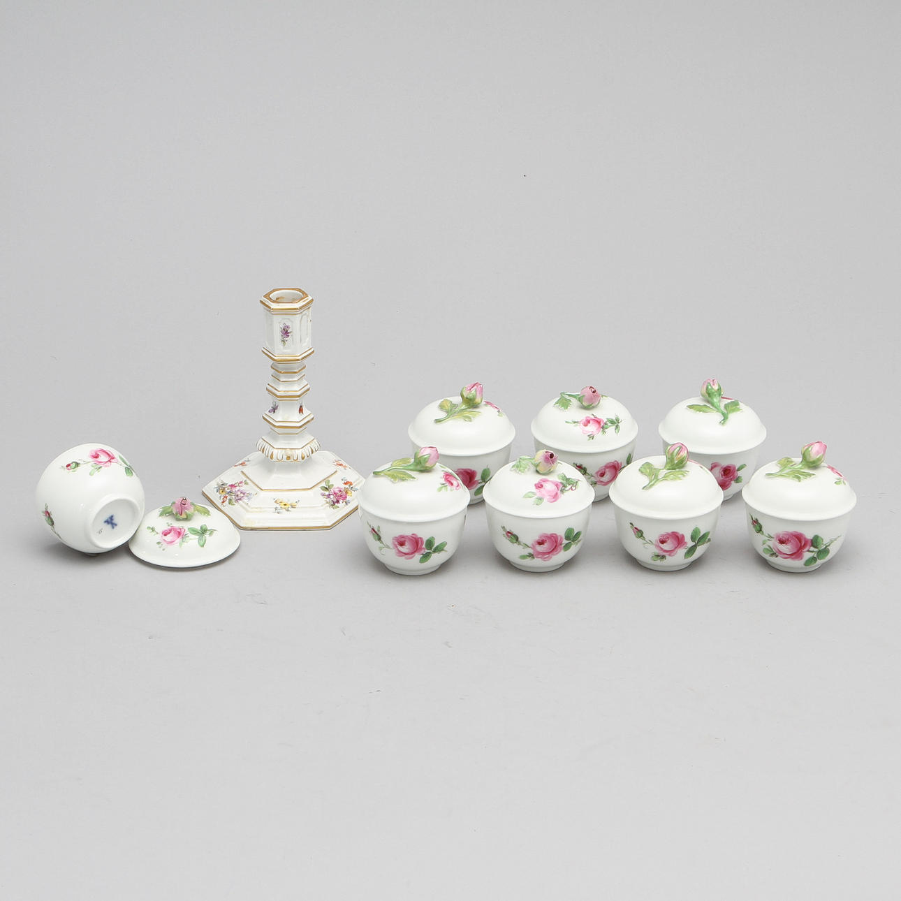 CRÈMEKOPPAR, 8 st, och LJUSSTAKE, porslin, Meissen, Tyskland (1818-1924).