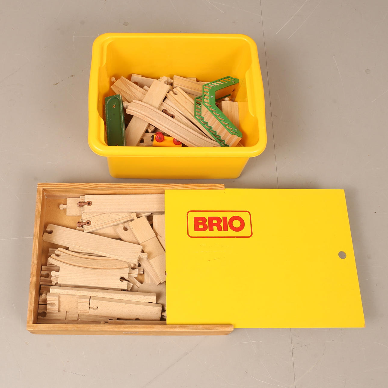 BRIO, trætog med skinner.