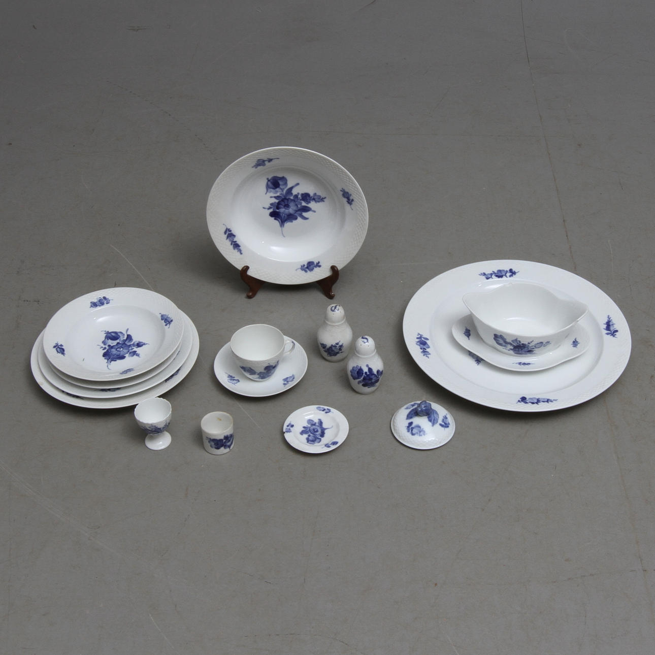 SERVIS, ca 75 delar, porslin, "Blå blomst", Royal Copenhagen.