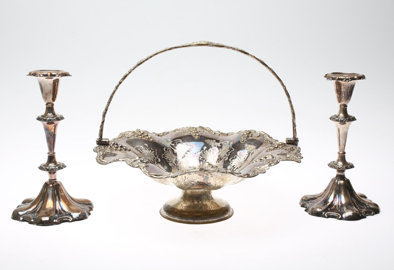 1 par ljusstakar samt konfektyrfat. Jugend.