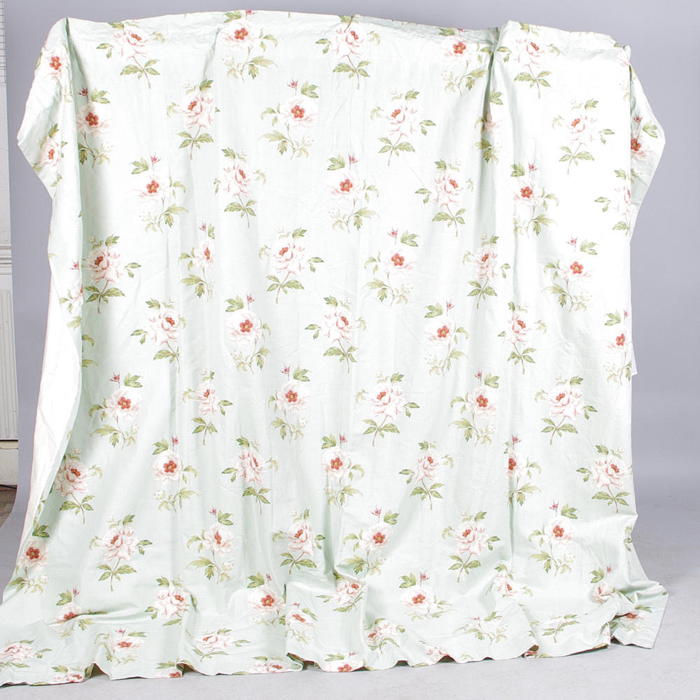 GARDINUPPSÄTTNING, linne med storblommigt tryck, England.