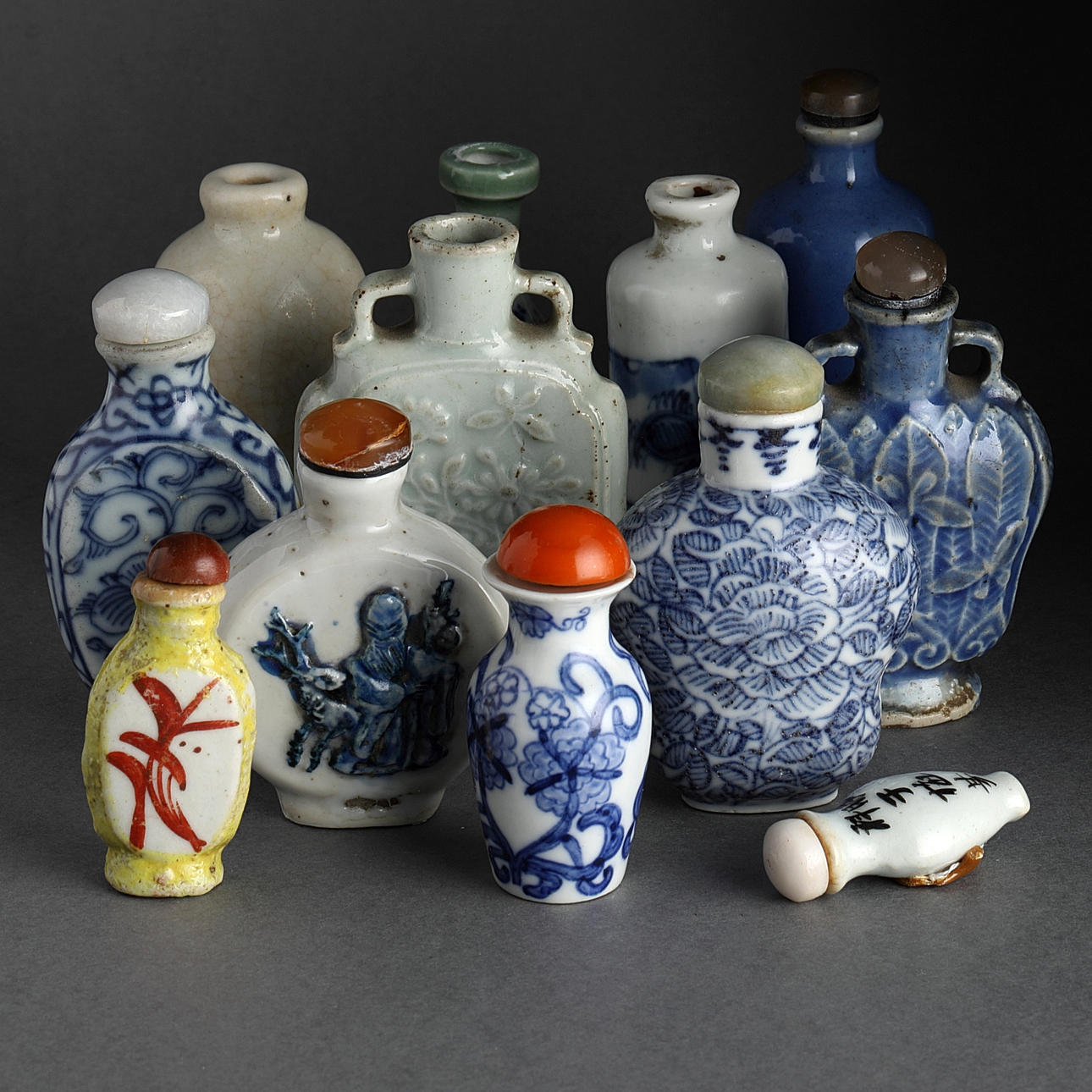 SNUSFLASKOR, 12 st., porslin, Kina, Qing, 1900-tal.