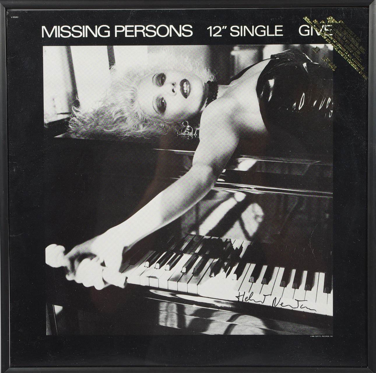 HELMUT NEWTON. Skivomslag, handsignerat.