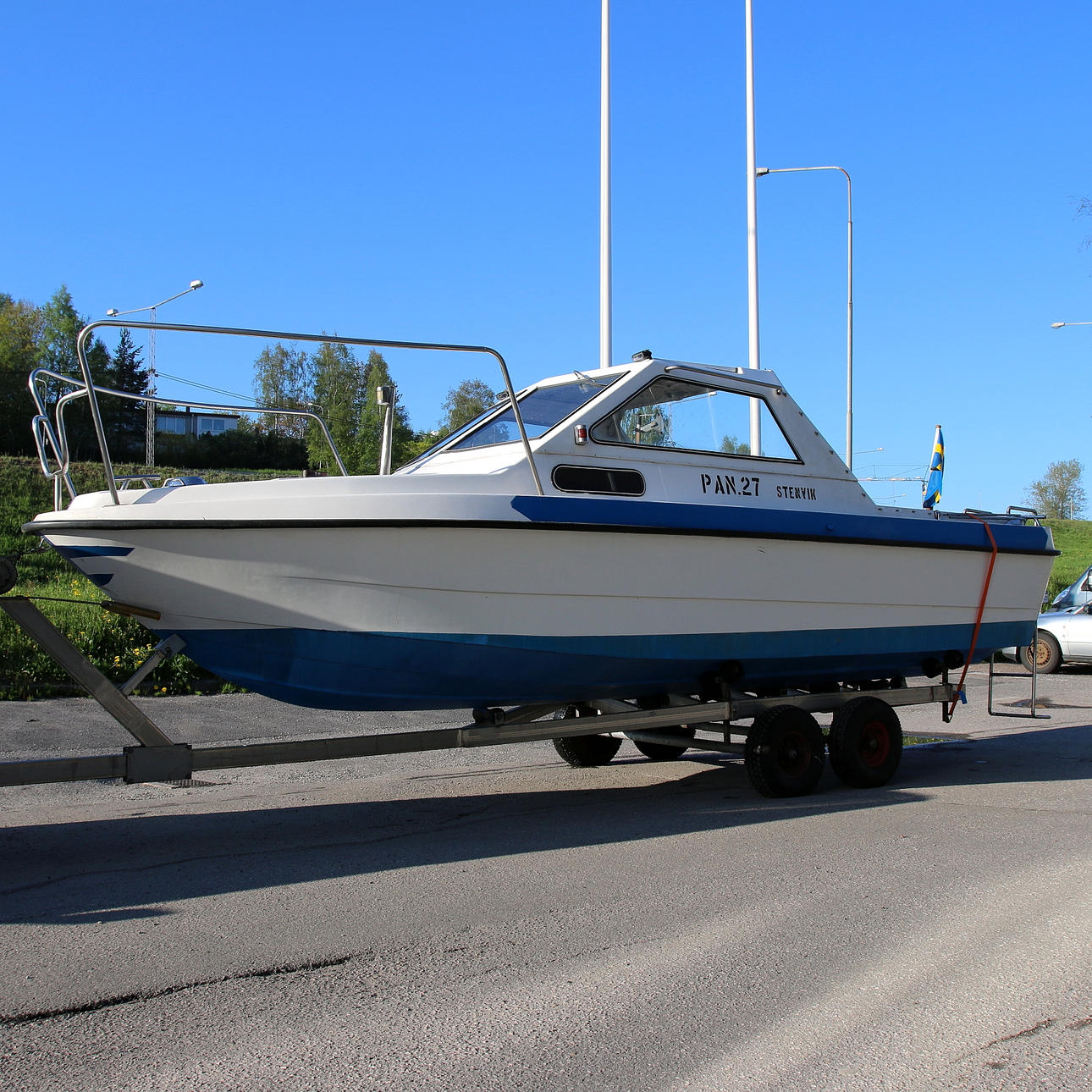 KABINBÅT med BÅTTRAILER, plastbåt, 6,5 meter.