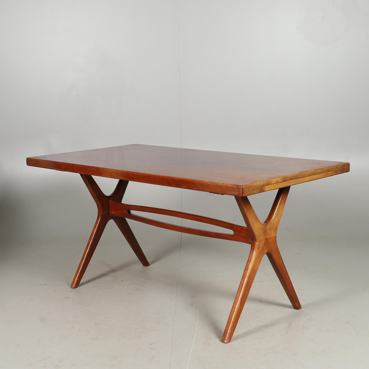 DINING ROOM TABLE, mahogany/beech, Treman, mid 20th century.