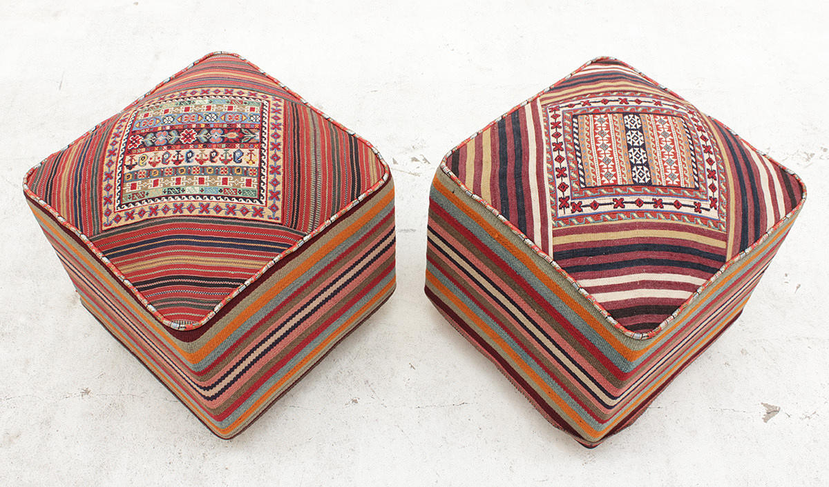 PALLAR, 2 st, klädda i kelimtyg.