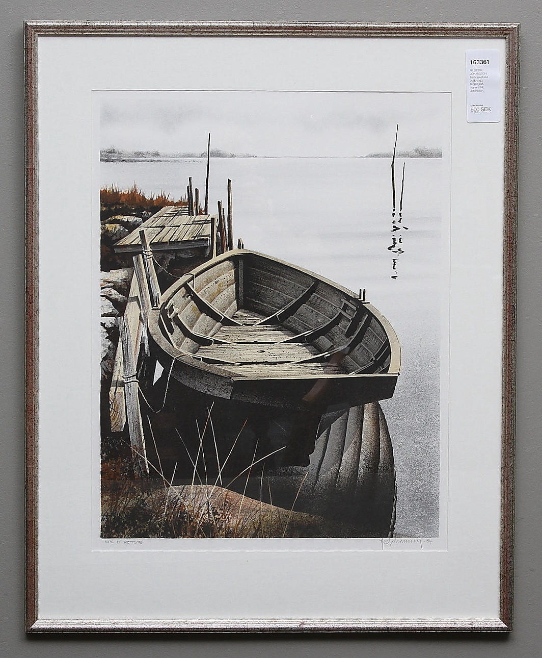 NILS ERIK JOHANSSON. Motiv med eka vid brygga, färglitografi, signerat NE Johansson.