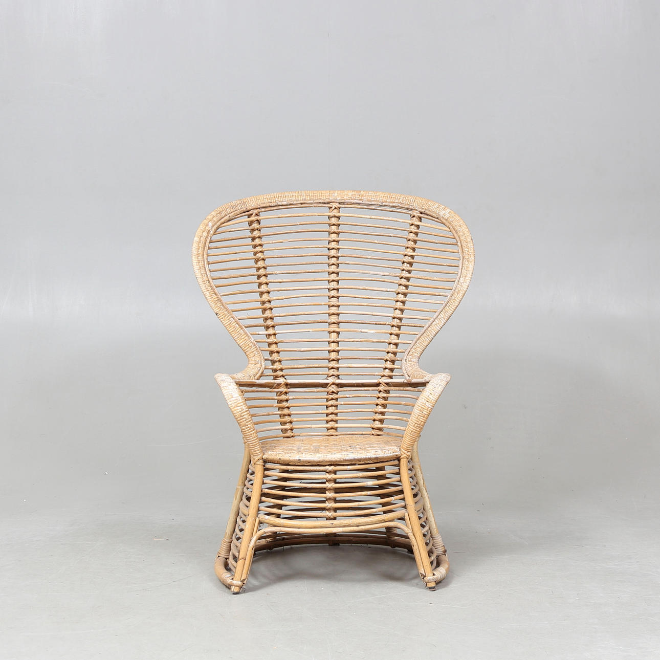 SILLÓN DE MIMBRE, modelo pavo real, 1900.