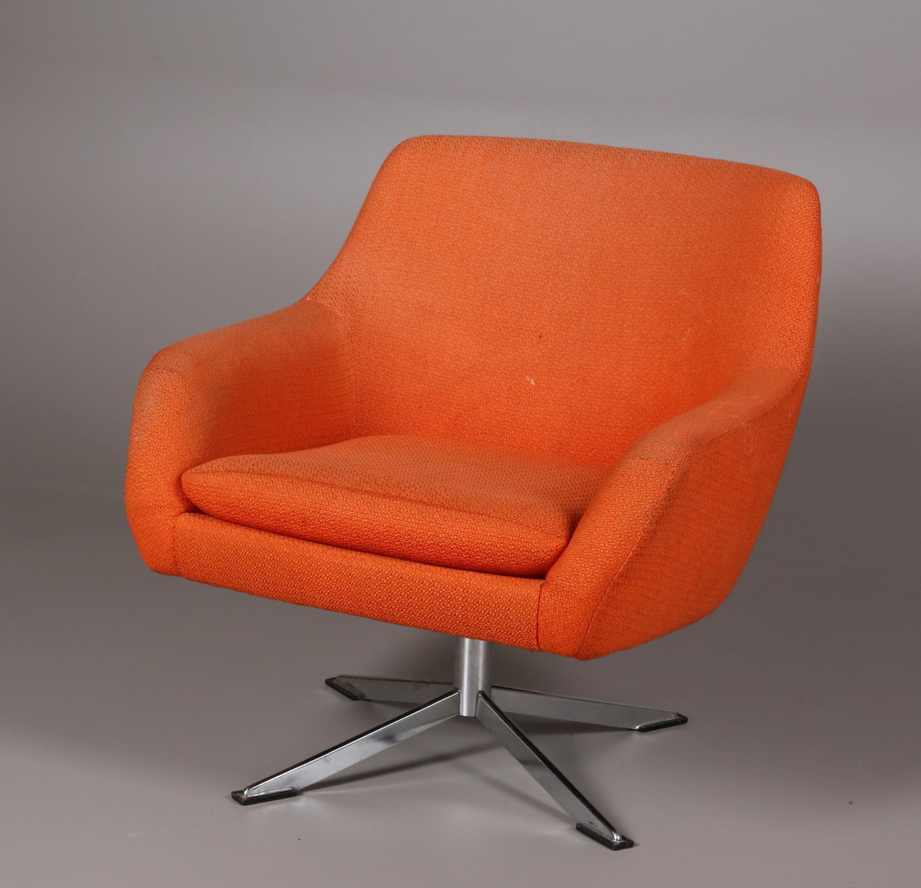 SNURRFÅTÖLJ, Lani, med orange klädsel. 1960-tal.