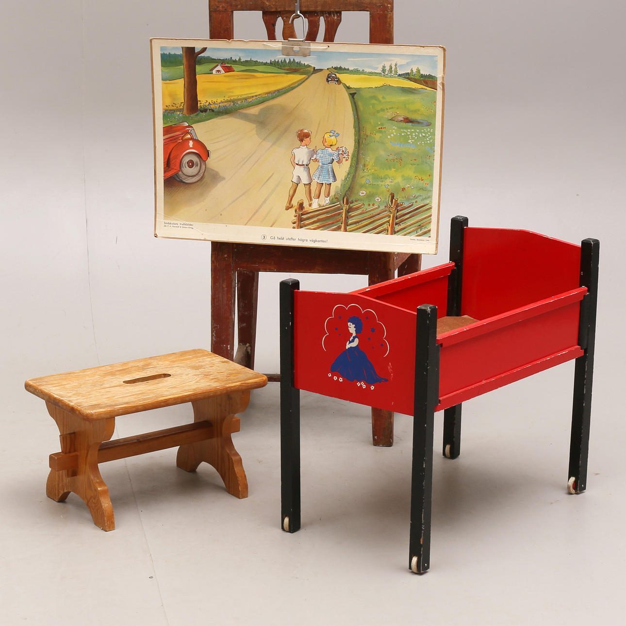 DOCKSÄNG, PALL samt SKOLPLANSCH, 1900-tal.