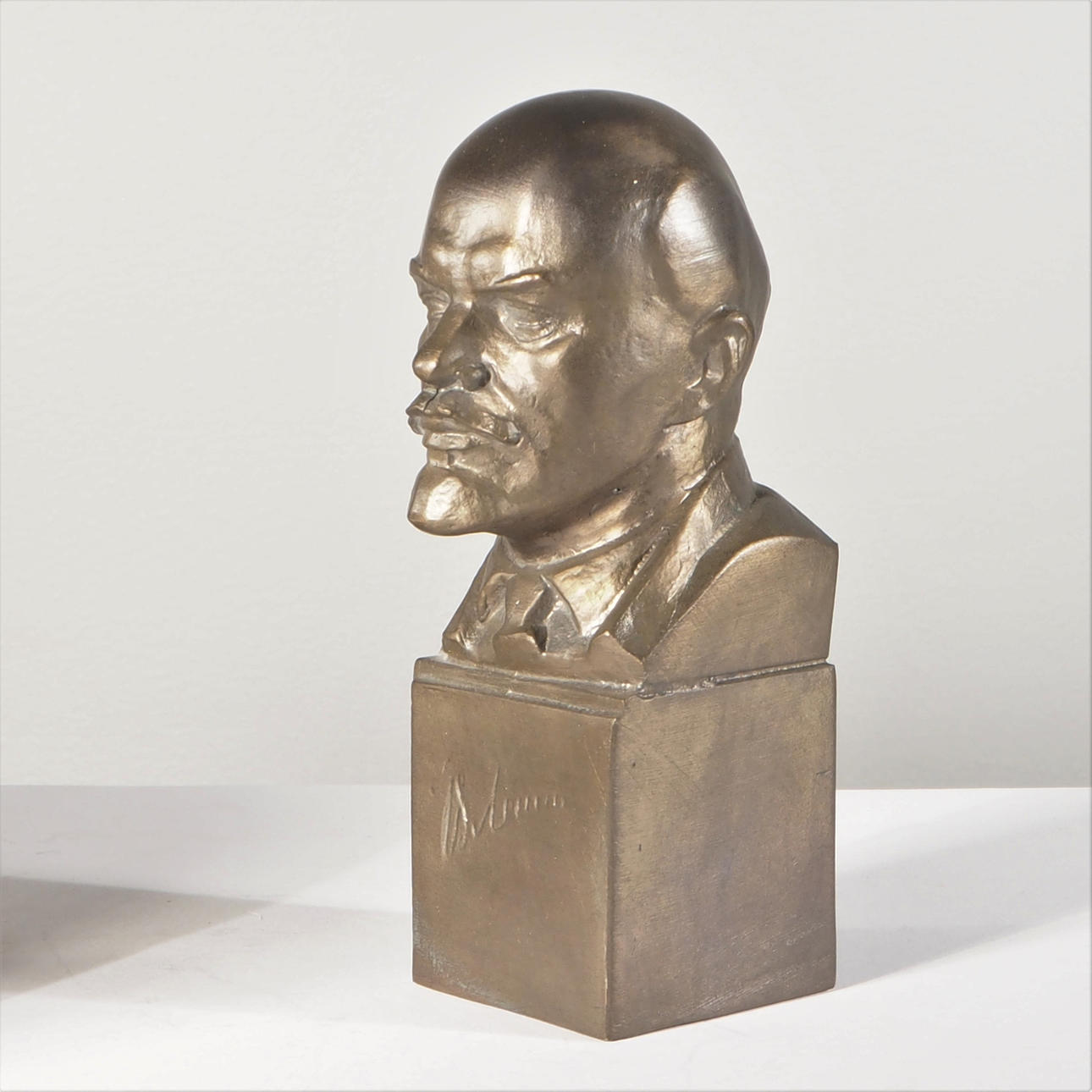 OIDENTIFIERAD KONSTNÄR. Lenin, Büste, patiniertes Metall, signiert.