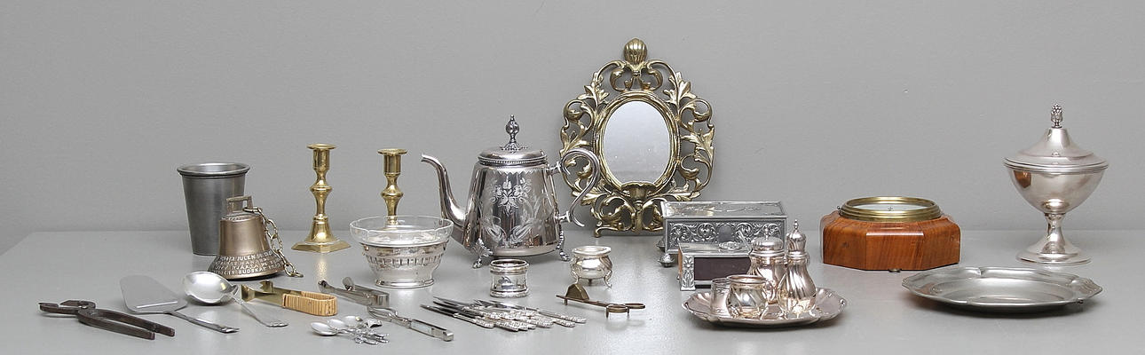 METALLFÖREMÅL samt VÄGGUR, 1900-tal.